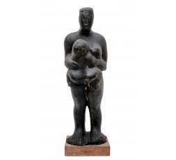 FEMME PORTANT UN ENFANT