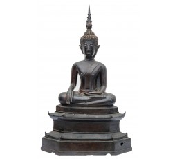 BOUDDHA ASSIS SUR UNE BASE PYRAMIDALE